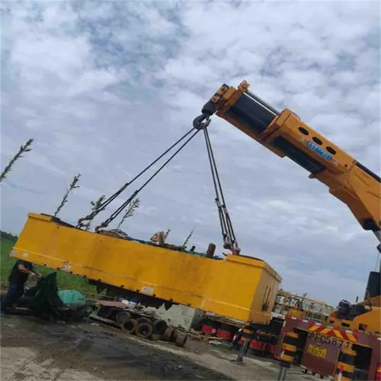 江陵吊运集装箱的吊车